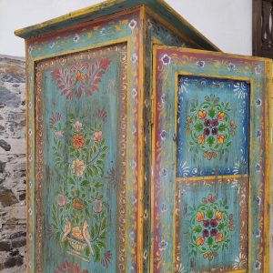 armadio dipinto ante fiori