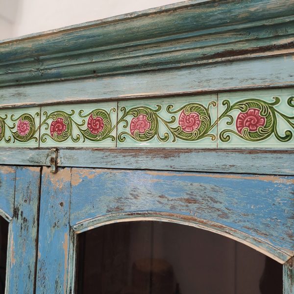 credenza indiana a vetri decorazione con piastrelline