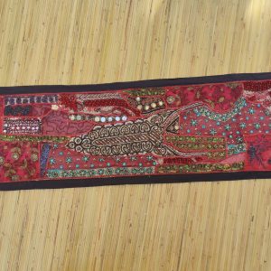 arazzo rosso decorato con perline