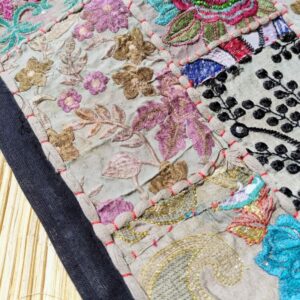 dettaglio dell'arazzo indiano runner lavorazione patchwork ricamato
