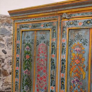 dettaglio di armadio indiano dipinto a fiori