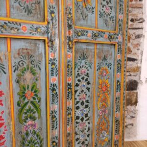 dettaglio delle maniglie di armadio indiano dipinto a fiori