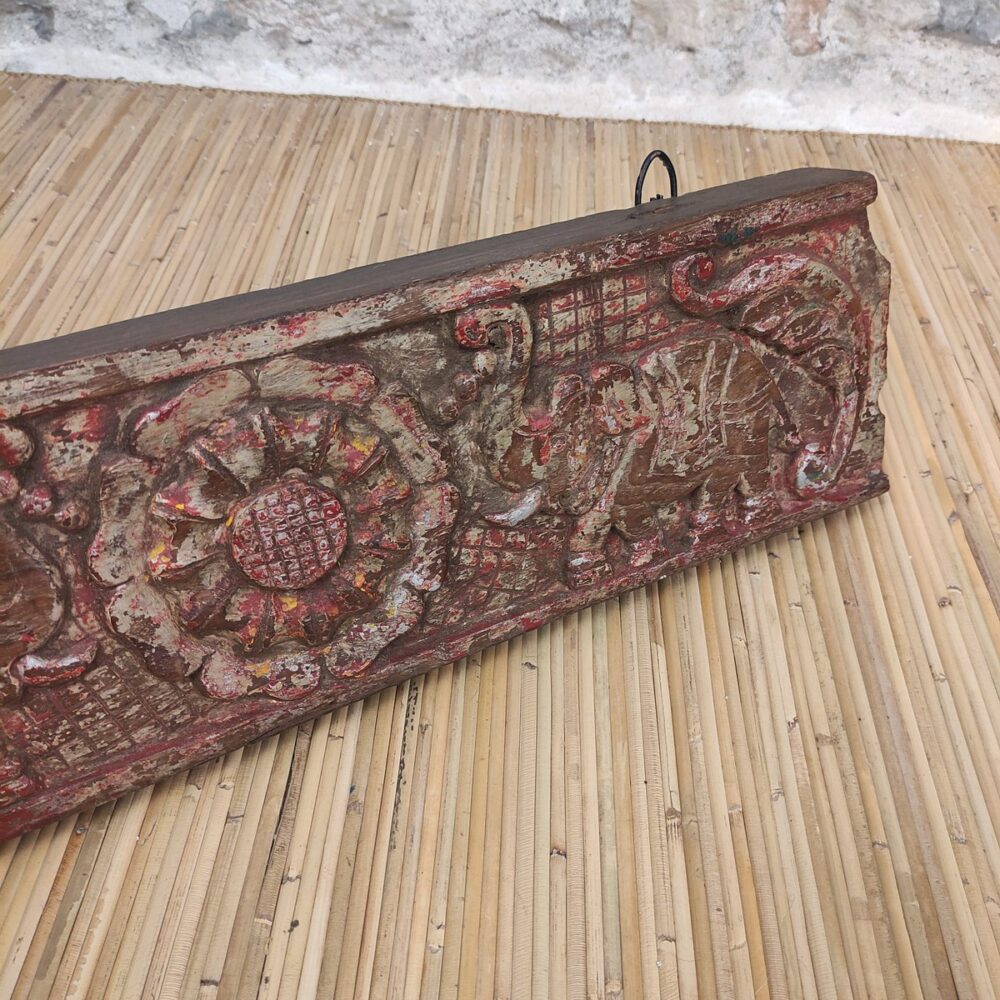 dettaglio pannello decorativo indiano con fiore ed elefanti