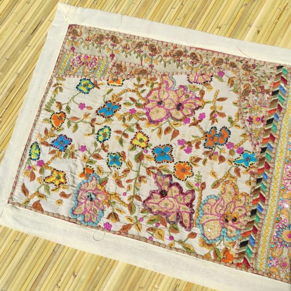 arazzo indiano con fiori ricamati