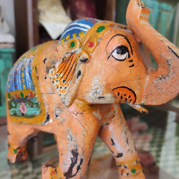 Statua elefante in legno dettaglio decorazione