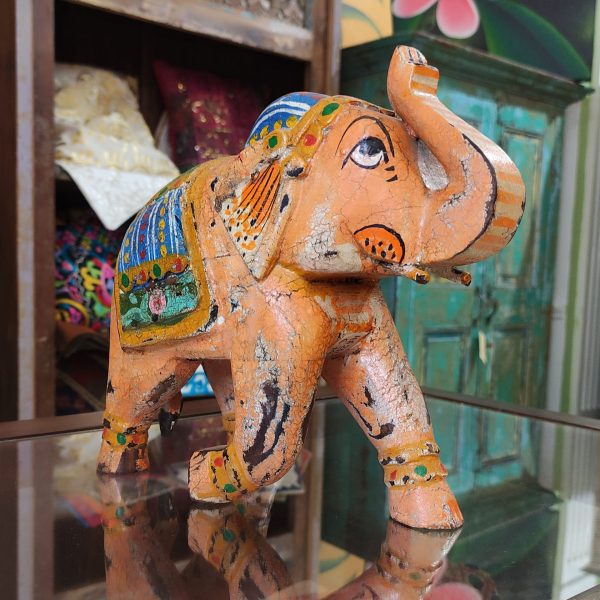 statua elefante in legno dipinto arancione