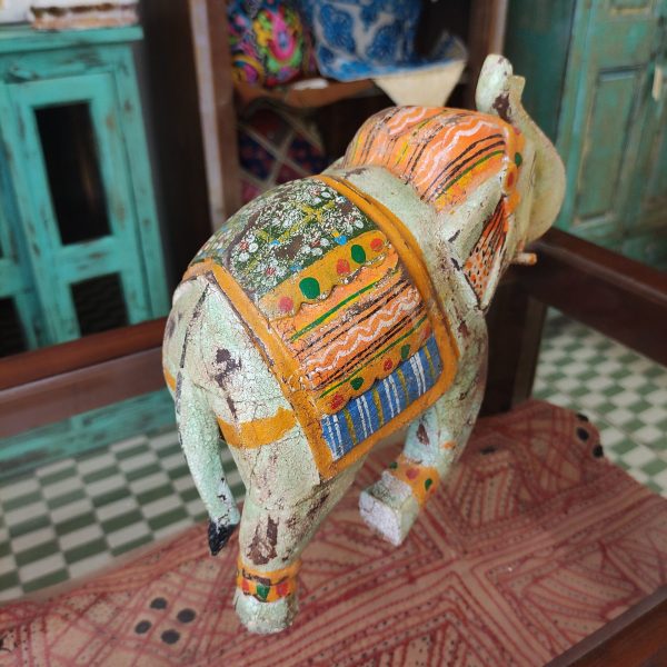 Statua elefante in legno dettaglio decorazione