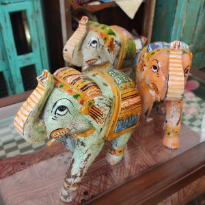 Statua elefante in legno dipinta india