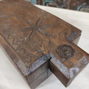 ANTICO PORTASPEZIE INTAGLIATO DETTAGLIO