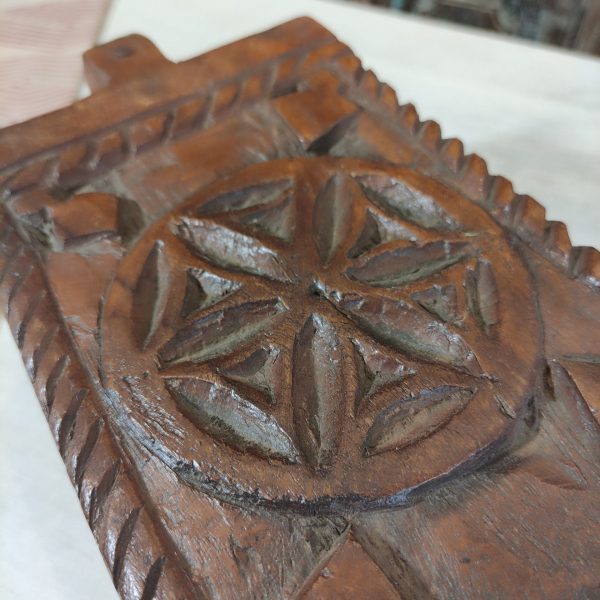 antico portaspezie in legno dettaglio decorazione