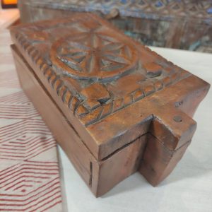antico portaspezie in legno