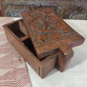 antico portaspezie in legno aperto