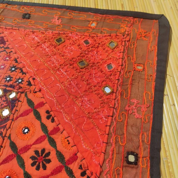 ARAZZO QUADRATO ROSSO FIORI RICAMATI