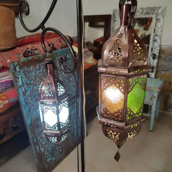 Lanterna Marocchina Con Vetro Colorato Alla Notte Immagine Stock