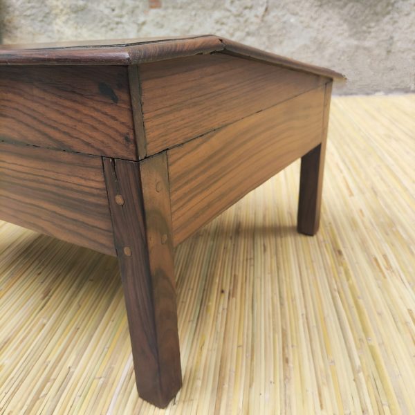 ANTICO SCRITTOIO INDIANO IN LEGNO DETTAGLIO DELLA GAMBA