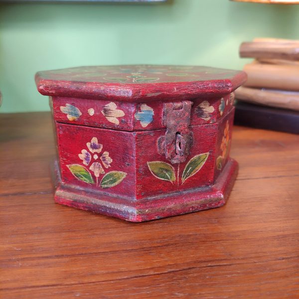 portagioie indiano rosso dipinto in legno con chiusura