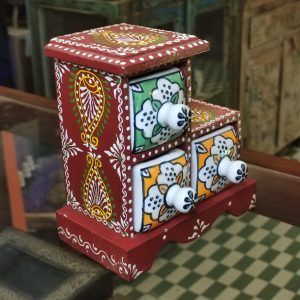 PICCOLA CASSETTIERA IN LEGNO E CERAMICA DIPINTA A MANO CON 3 CASSETTI