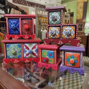 PICCOLE CASSETTIERE IN LEGNO E CERAMICA