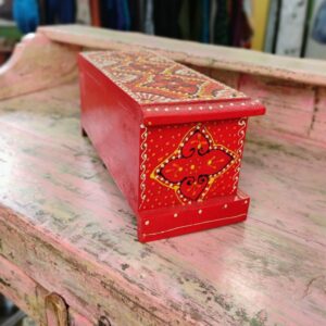 cassettiera da tavolo rossa indiana dipinta