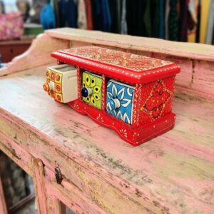 cassettiera portagioie rossa in legno e ceramica