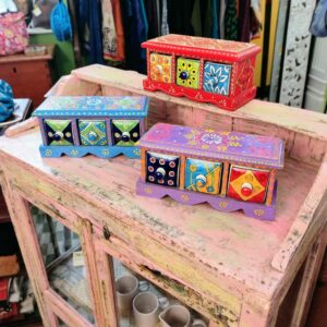 piccole cassettiere da tavolo colorate dipinte