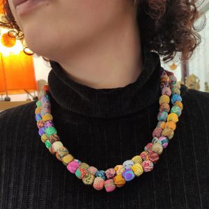 collana in legno e stoffa sari