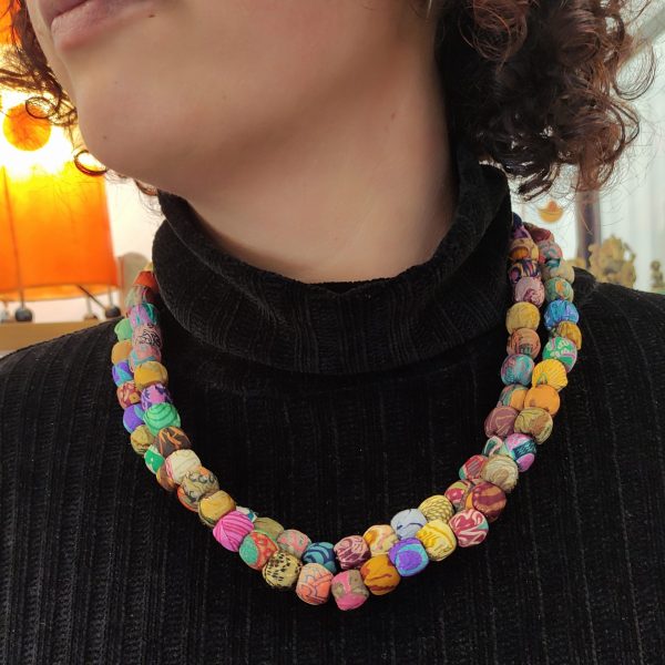 collana in legno e stoffa sari