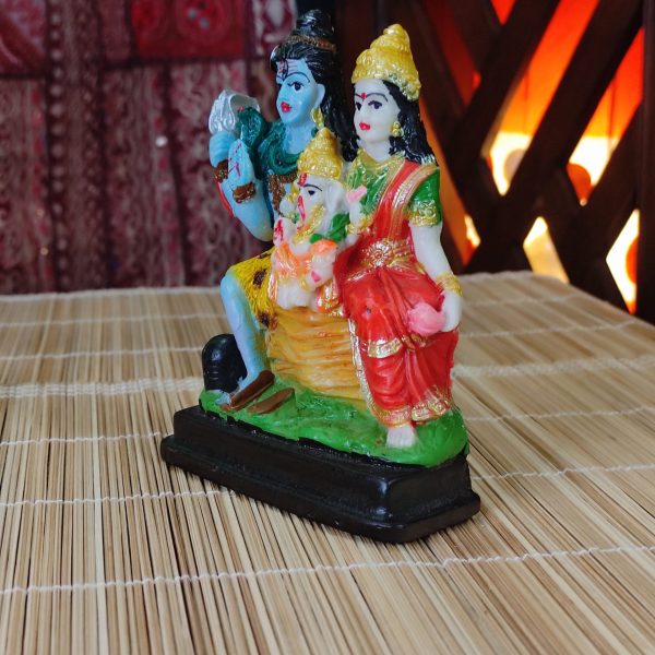 Statuetta con divinità induiste shiva ganesh parvati
