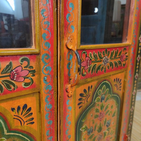 credenza a vetri indiana colorata dipinta a fiori dettaglio maniglia in metallo