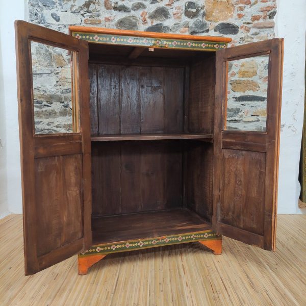 credenza a vetri indiana colorata dipinta a fiori dettaglio ante aperte interno colo noce scuro