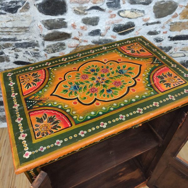 credenza a vetri indiana colorata dipinta a fiori dettaglio piano dipinto a mano