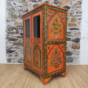 credenza a vetri indiana colorata dipinta a fiori sfondo arancione vista laterale