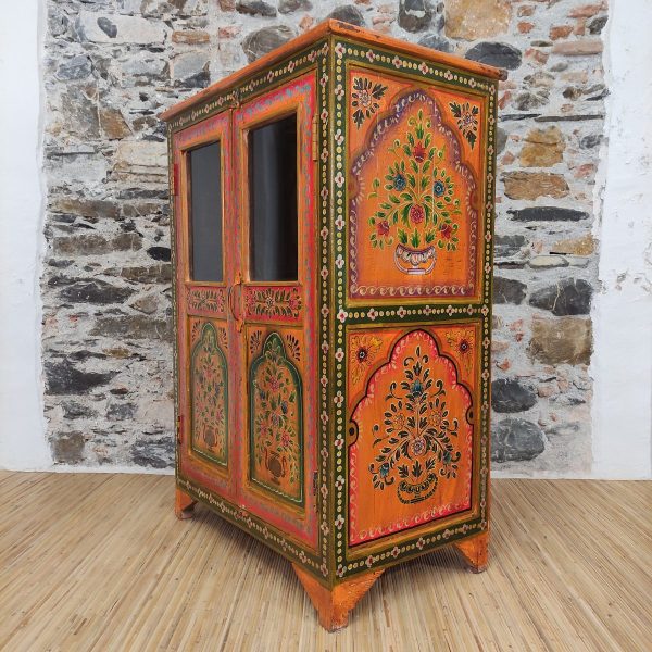 credenza a vetri indiana colorata dipinta a fiori sfondo arancione vista laterale