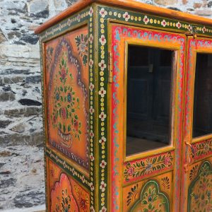 credenza a vetri indiana colorata dipinta a fiori
