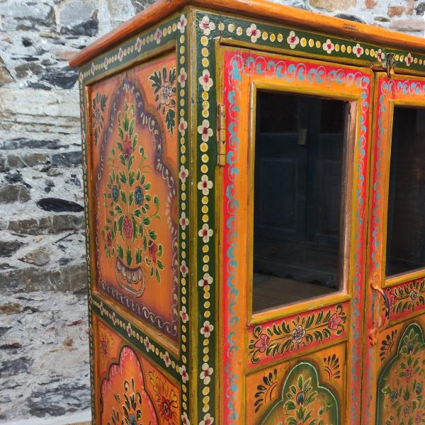 credenza a vetri indiana colorata dipinta a fiori