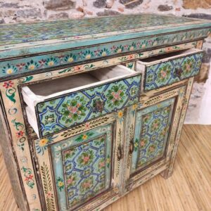 due cassetti di credenza dipinta a fiori azzurra