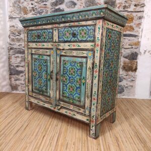 credenza azzurra e bianca dipinta a fiori indiana