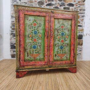 credenza verde e rossa indiana dipinta a fiori