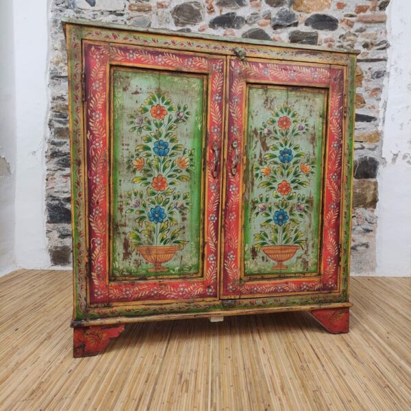 credenza verde e rossa indiana dipinta a fiori