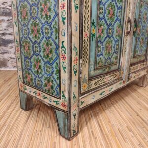 dettaglio decorazione a fiori di credenza dipinta