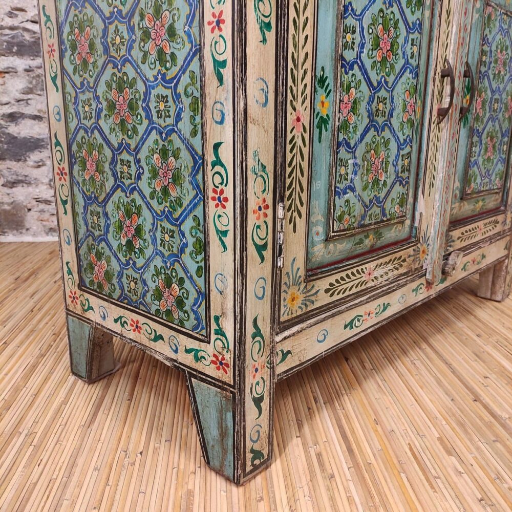 dettaglio decorazione a fiori di credenza dipinta
