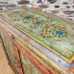 dettaglio piano di credenza dipinta fiori indiana
