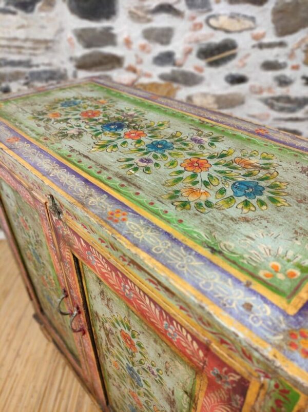 dettaglio piano di credenza dipinta fiori indiana