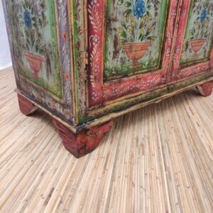 dettaglio piede decorato di credenza dipinta a fiori indiana