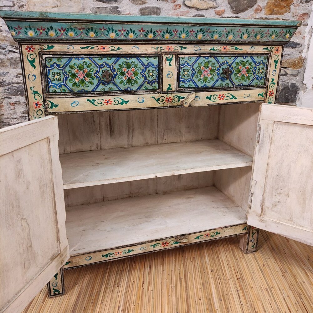interno bianco con ripiano di credenza dipinta a fiori