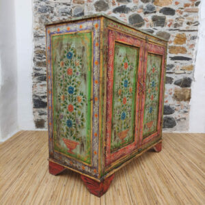 vista laterale di credenza indiana dipinta a fiori verde e rossa