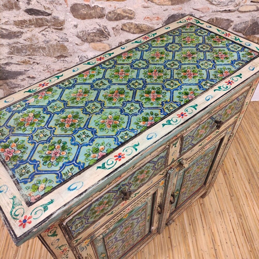 piano decorato a fiori di credenza dipinta