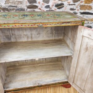 ripiano interno di credenza indiana dipinta fiori