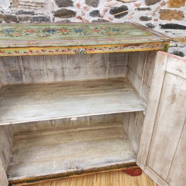 ripiano interno di credenza indiana dipinta fiori