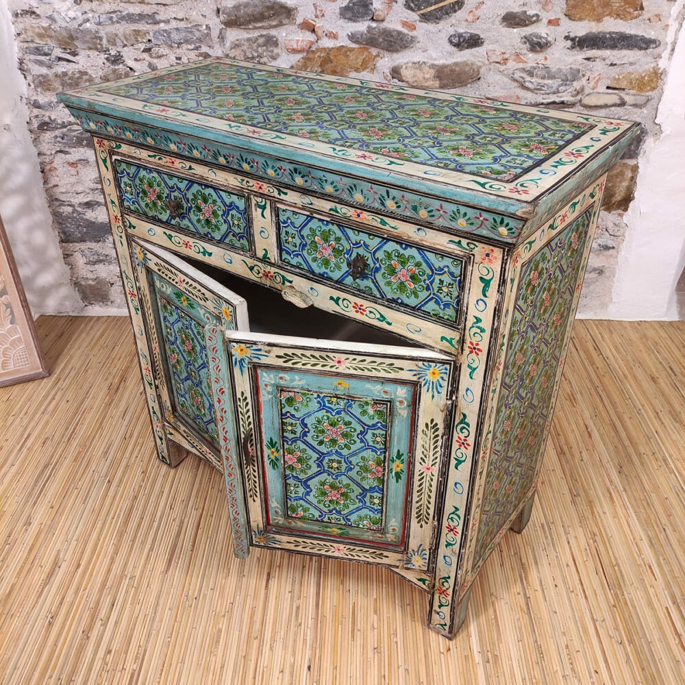 sportelli interamente decorati di credenza dipinta a fiori
